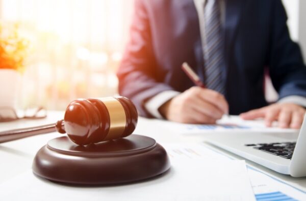 ضرورة استشارة محامي قضايا مرورية من شركة نخبة للمحاماة والاستشارات القانونية