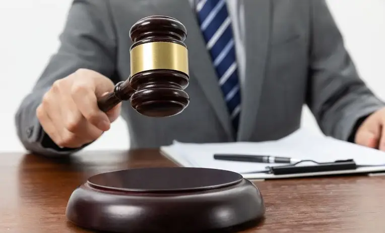 متى يحق لي رفع دعوى قضائية على شخص؟